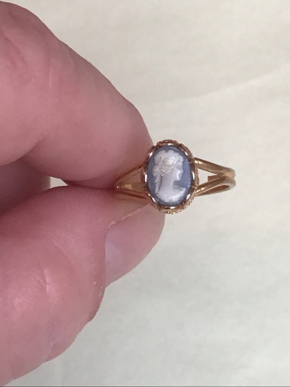 Vintage Avon Victorian Cameo Silhouette Ring, Gold-toned Blue/White, adjustable - Picture 2 of 10